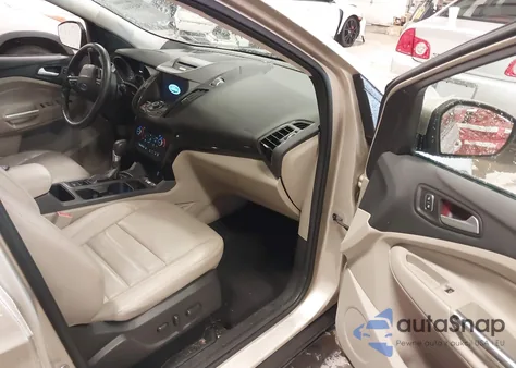 2017 Ford Escape Titanium z USA, uszkodzony, nr VIN 1FMCU9J98HUD02977